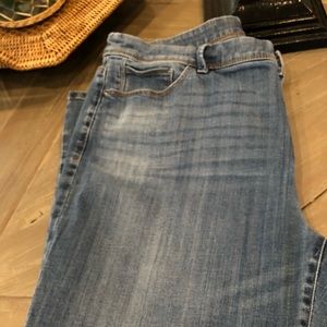 Chico’s So Slimming Girlfriend Crop Jean